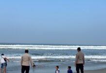 Personel Pos Pelayanan Pantai Panjang Intensifkan Imbauan Keselamatan dan Pantau Arus Lalu Lintas