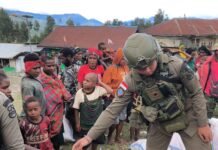 Bantuan Presiden RI Disalurkan kepada Pengungsi Agisiga, Satgas Ops Damai Cartenz Gelar Trauma Healing di Intan Jaya
