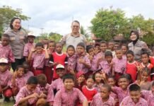Satgas Ops Damai Cartenz Salurkan Bantuan Seragam Sekolah dan Berikan Edukasi Bahaya Narkoba dan Bijak Bermedia Sosial kepada Pelajar di Sarmi
