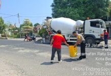 Peduli : Bhabinkamtibmas Bersama Pihak Kelurahan Tambal Jalan Berlubang