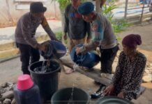 Polsek Muara Sahung Polres Kaur Distribusikan Air Bersih Gunakan Motor Dinas, Jangkau Warga di Wilayah Terpencil Ex Trans SP2