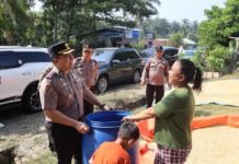 Polres Bengkulu Selatan Salurkan Air Bersih untuk Warga Terdampak Kekeringan di Pino Raya