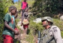 Patroli Dialogis Ops Damai Cartenz Warnai Aktivitas Warga di Distrik Sinak