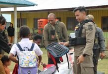 Bermain dan Belajar Bersama Anak, Satgas Kepolisian Operasi Damai Cartenz Berikan Dukungan Psikologis di SD Inpres Kago