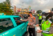 Waspadai Paparan Abu Vulkanik, Kapolres Metro Depok Bersama Polwan Bagikan Masker kepada Masyarakat