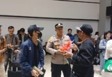 Polisi Beri Layanan Kesehatan dan Bagikan Masker kepada Pengguna Jasa Bandara Soetta