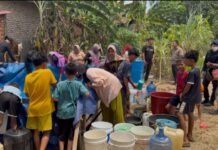 Brimob Polda Jambi Salurkan Air Bersih, Bantu Warga Terdampak Kekeringan di Muaro Jambi