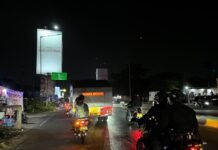 Brimob Polda Metro Jaya Semprot Jalan dan Bagikan Masker Antisipasi Abu Vulkanik Anak Krakatau