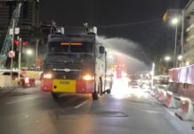 Brimob Polda Metro Jaya Semprot Jalan dan Bagikan Masker Antisipasi Abu Vulkanik Anak Krakatau