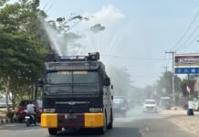 Kurangi Debu dan Dampak Karhutla, Samapta Polda Kaltara Lakukan Penyiraman Jalan