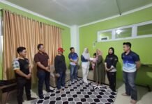 Perkuat Kekeluargaan, Pegawai Rutan Manna Jenguk Anak Pegawai yang Sakit di RS Asyifa