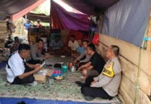 Kapolsek Kota Padang Bantu Sembako kepada Korban Rumah Terbakar di Desa Suka Merindu