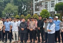 Polres Mukomuko Berikan Pelayanan Pengamanan Aksi Unjuk Rasa DPW FSPMI Prov. Bengkulu di Kantor Bupati Mukomuko