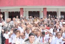 Satgas Damai Cartenz Bagikan Tas dan Alat Tulis untuk Masa Depan Papua