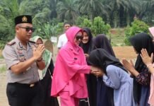 Peduli Sesama, Kapolres Mukomuko Bersama Ketua Bhayangkari Salurkan Bantuan ke Ponpes Miftahul ’Ulum