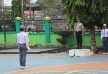 Tak Hanya Jadi Pembina Upacara, Dirbinmas Polda Bengkulu Turun Langsung Atur Lalin di Depan SMAN 5
