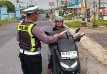 Satlantas Polres Lebong Bagikan Leaflet Larangan Knalpot Brong, Ajak Masyarakat Tertib Berlalu Lintas
