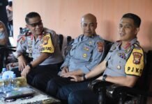 Bentuk Kepedulian, Kapolda Bengkulu Berikan Tali Asih Kepada Personel Polres Benteng Yang Sakit Menahun
